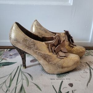 Poetic License Dinner Out Gold Metallic Ribbon Glitter Shoes US 9.5